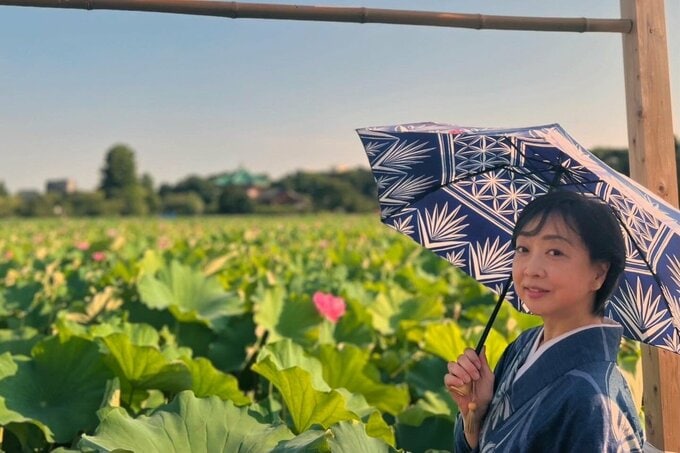 浴衣を着る川上麻衣子さん
