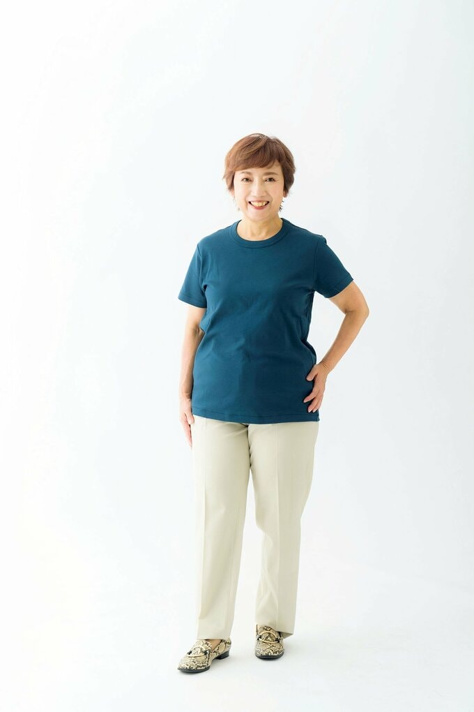 ゆったりめダークグリーンTシャツ着る女性