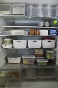 サイズと色味をそろえることで、スッキリとした収納スペースに