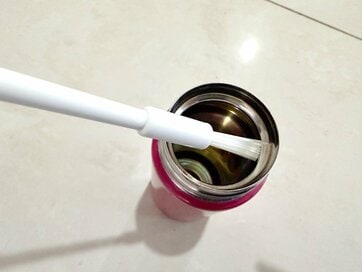 キャンドゥの110円ブラシで「水筒の取りにくい汚れ」が一瞬で落ちて感動。排水口掃除にも使えて超便利