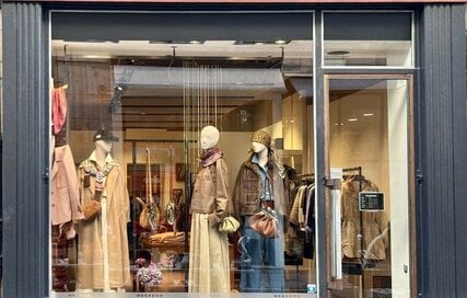 フランス人が大事にする「おしゃれのコツ」3つ。プチプラ服や古い服を高見えさせる工夫も　