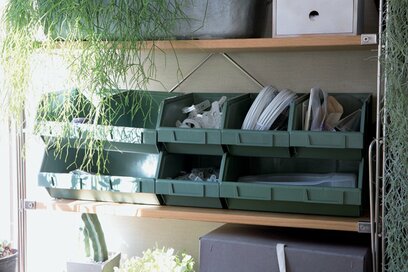 箱を使った収納術。物流コンテナーを食材入れに！下着を書類ケースに！