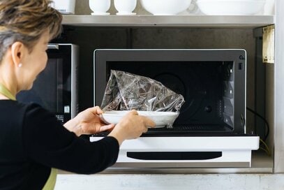 電子レンジ料理がおいしくなる「ラップのかけ方」。ふんわりとひと工夫で仕上がりが変わる