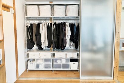 40代50代の統一感がある「クローゼット」2例。無印良品の収納が大活躍