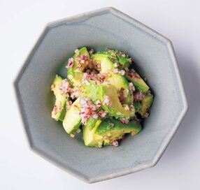 アボカドと紫タマネギをあえるだけ。簡単に一品できる腸活副菜