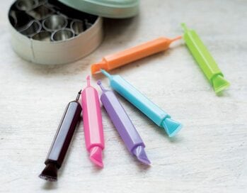 100円ショップのおすすめ製菓グッズ！ミックス粉もチョコペンもそろう