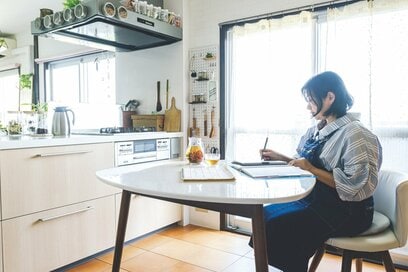 家事はすべてキッチンで完結。50代おひとりさま・築古団地の「心地よい暮らし方」3つ