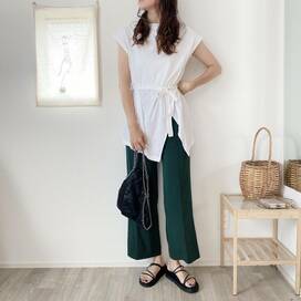 GU「フレンチスリーブT」は、お尻が隠れるいい丈感。夏の着やせコーデに