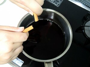 砂糖を加え、シナモンスティックは半分に折って入れる