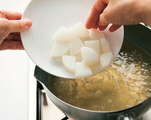 【1】具材は火がとおりにくいものから煮る。大根とだし汁を鍋に一緒に入れて煮立て、火をとおす