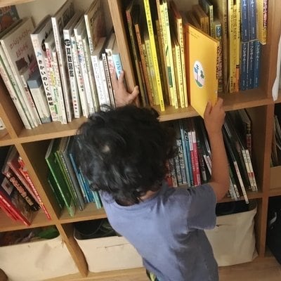 本を探す子ども
