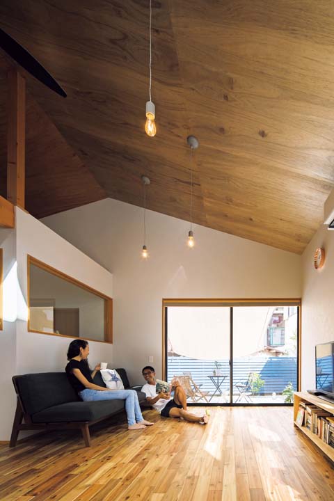 自然光を取り入れたリビング