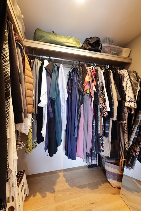 寝室内に設けたウォークインクローゼットの内部