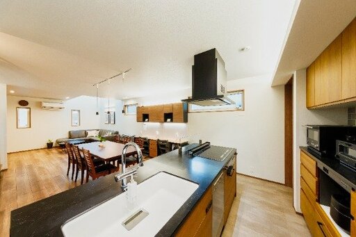 キッチンから見たリビングダイニング