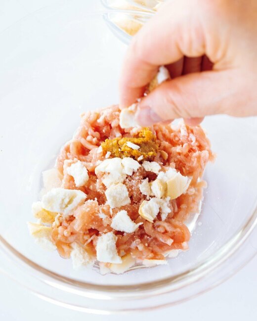 鶏ひき肉にお麩を混ぜている図