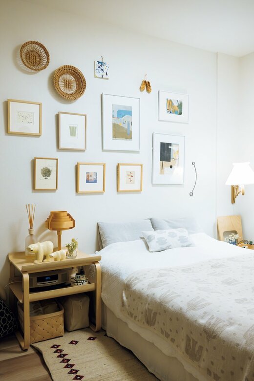 壁に絵が飾られたベッドルーム