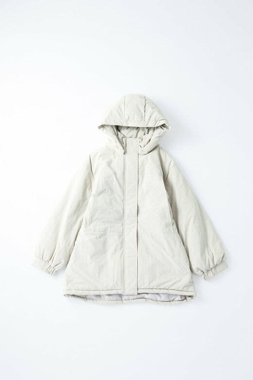 グレーのフード付きダウンコート