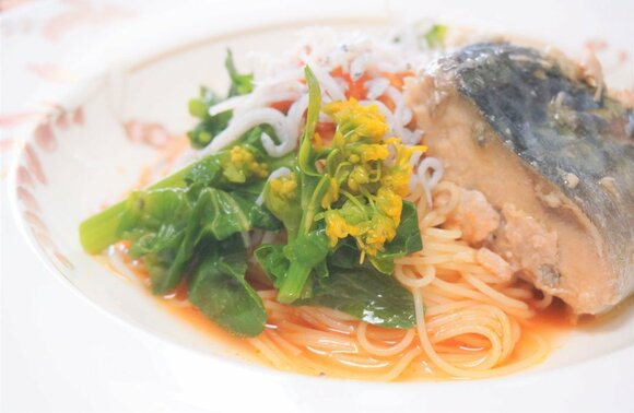 （4）骨に沿って半分に割ったサバの身、塩ゆでした菜の花、シラスをパスタの上に彩りよく散らして完成！