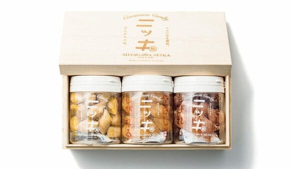 木箱にはいったニッキ飴