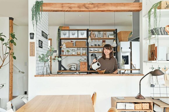 女性キッチンでお湯を注ぐ