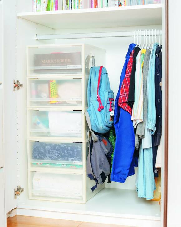 クローゼットにリュックや子ども服