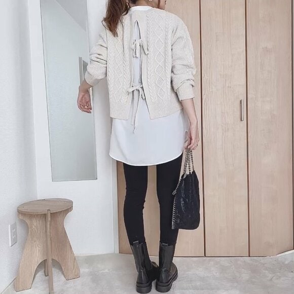 ロング丈のブラウスとスキニーパンツで合わせたコーデ後ろ