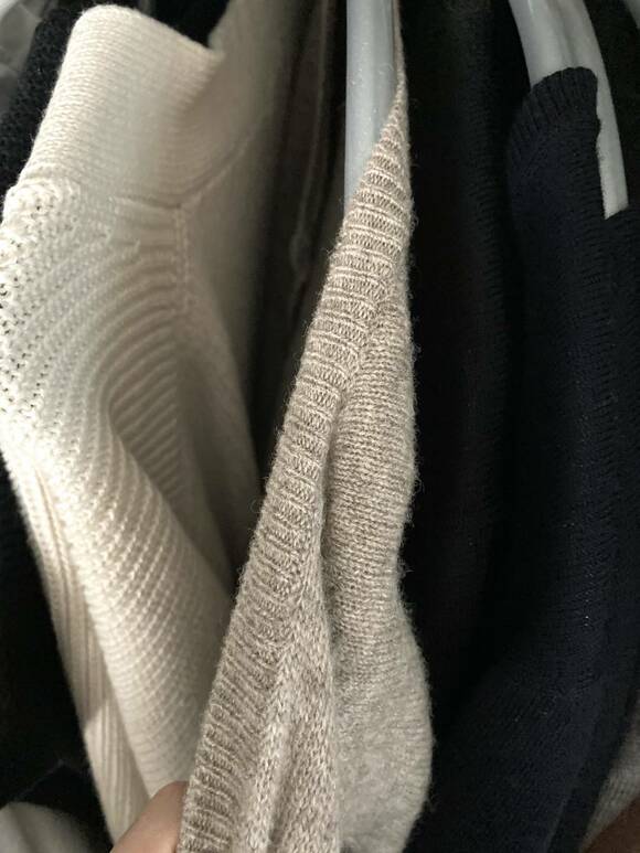 ハンガーにかけた服を引っ張る