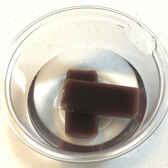 耐熱容器にようかんと水を入れた様子