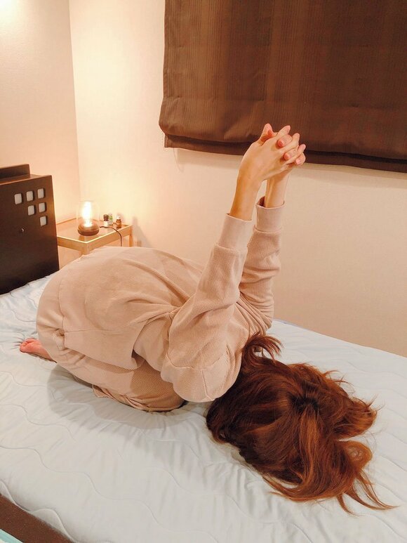 うつ伏せで手を天井に