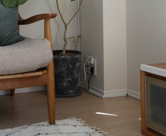 浮かせる収納」で配線コードがすっきり！掃除もラクに  ESSEonline 