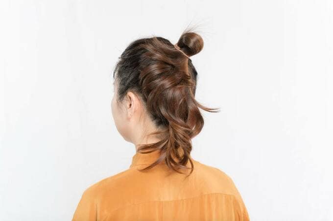 毛束を折り込むようにしてゴムで結ぶ