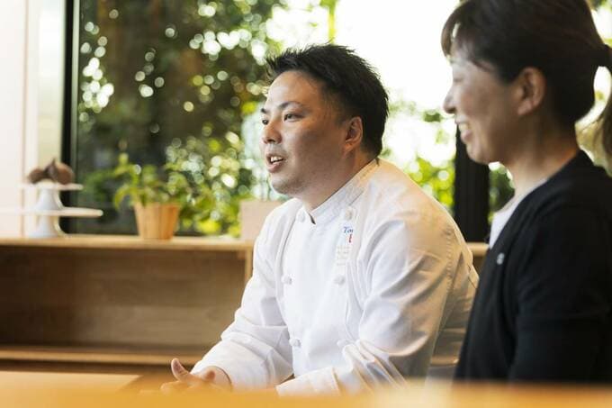 男性と女性横向き