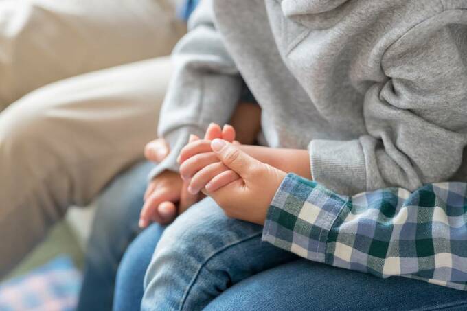 手をつなぐ様子