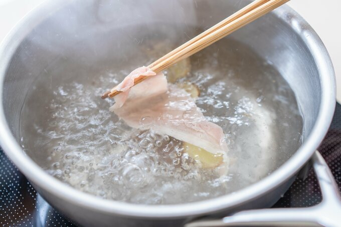 豚肉をゆでる