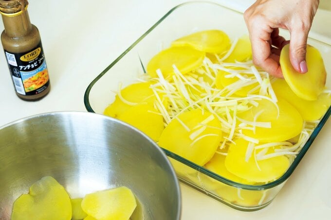 耐熱容器にポテトを並べる様子