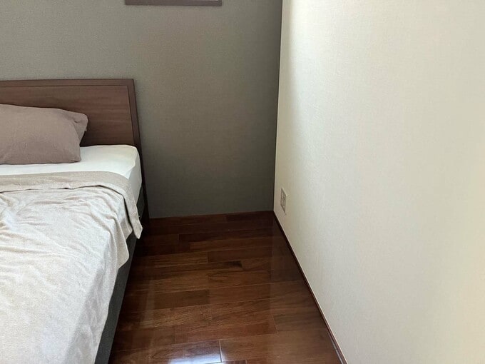 ベッド脇のスペース