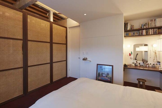 クローゼットの扉は木製のオリジナル