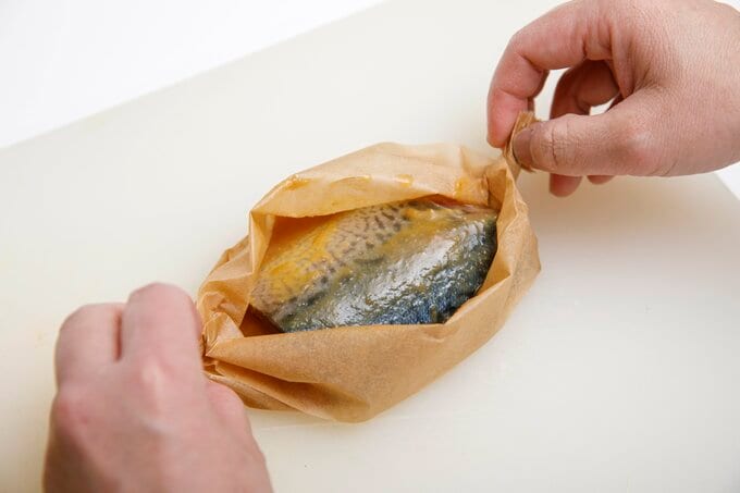 クッキングシートとサバ