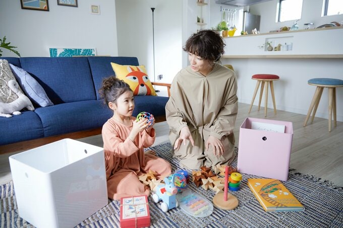 お片づけする子ども