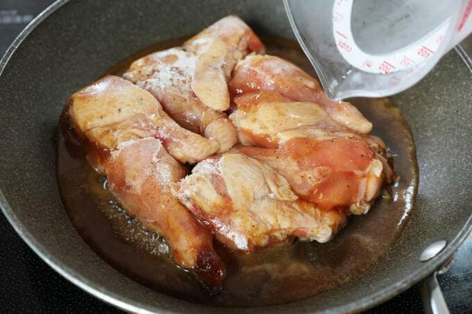 フライパンにお水を投入する様子