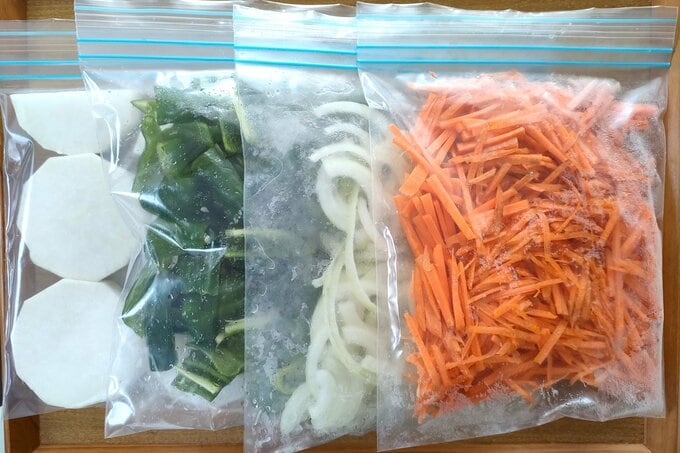 冷凍した野菜はチャックつきポリ袋に入れて保存。薄く並べることで場所をとりません