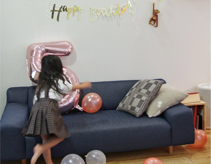 子どもがソファで遊んでいる