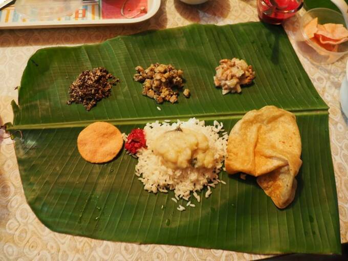 葉の上にご飯など