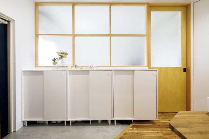 IKEAのシューズキャビネットを3つ並べたエントランス
