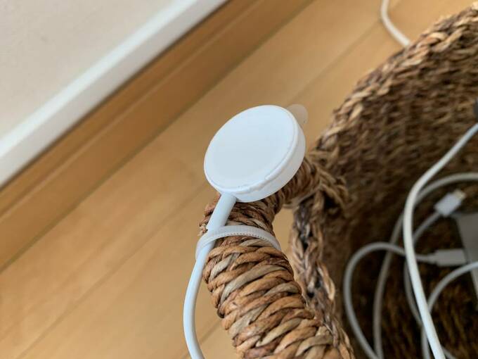 バスケットの持ち手にAppleWatchの充電器