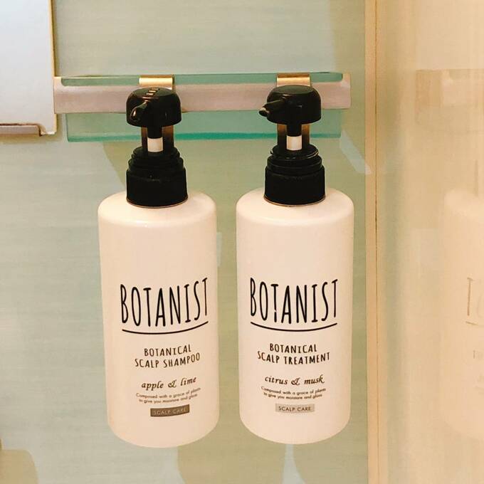 シャンプーやトリートメントをフックにぶら下げる