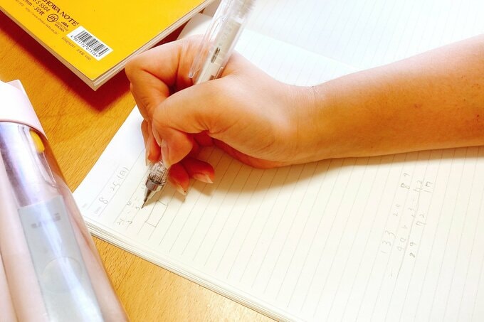 勉強中の子どもの手元