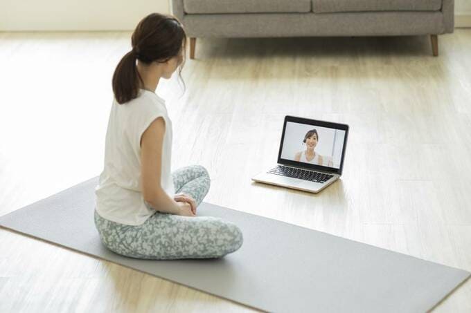 ヨガをする女性