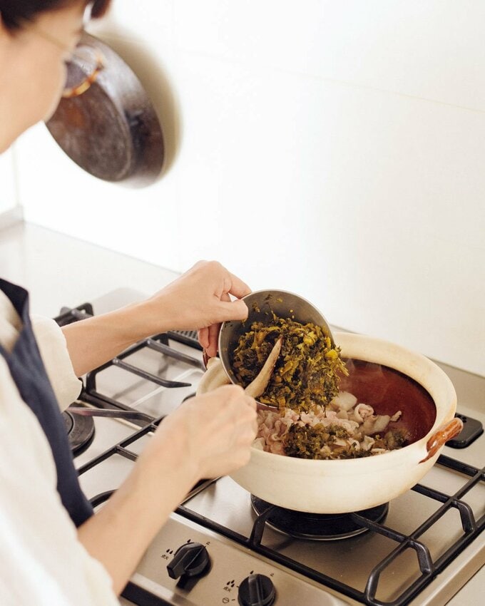 女性コンロお鍋