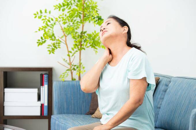 首をおさえる女性